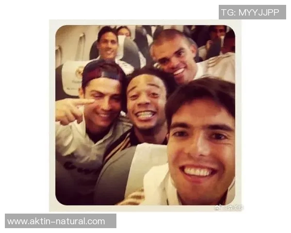 中老年足球明星同框合影展现岁月风采与足球激情的完美结合