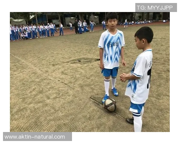 足球陈洋洋的成长之路与梦想追逐：从小球场到职业生涯的蜕变与坚持