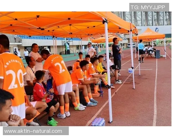 雅行足球引领新风尚助力青少年健康成长与团队精神培养