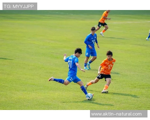 大眼足球记者揭秘足球背后的故事与精彩瞬间