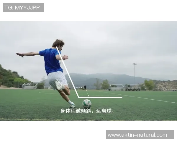 手接足球的技巧与训练方法探讨提升球技的实用指南